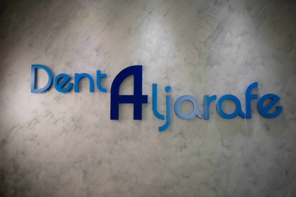 Pared con logo de la clínica Dentaljarafe