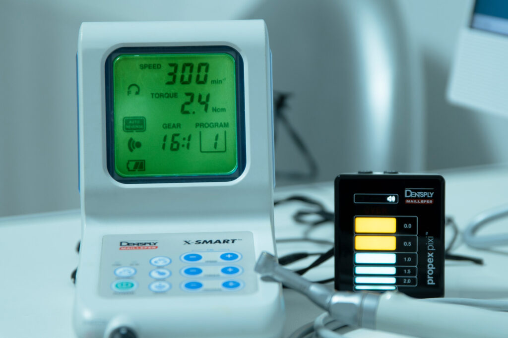 Equipos modernos en la clínica Dentaljarafe